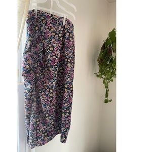 Cute floral slit skirt.